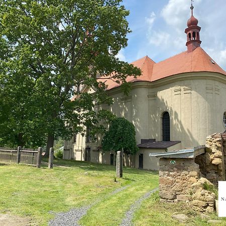 Na Nebi 187 Lejlighedshotel Bečov nad Teplou Eksteriør billede